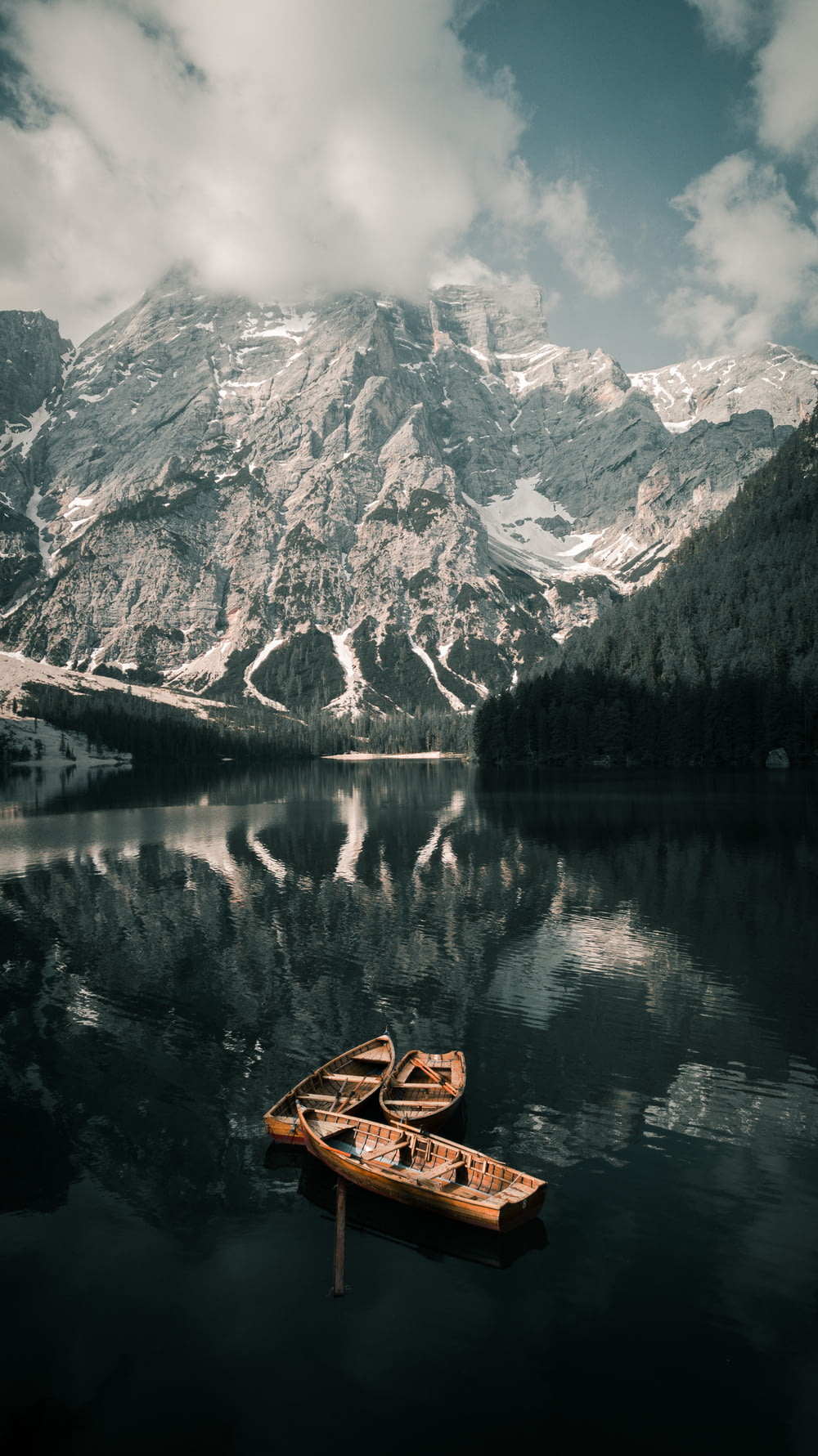 a couple of small boats floating on top of a lake