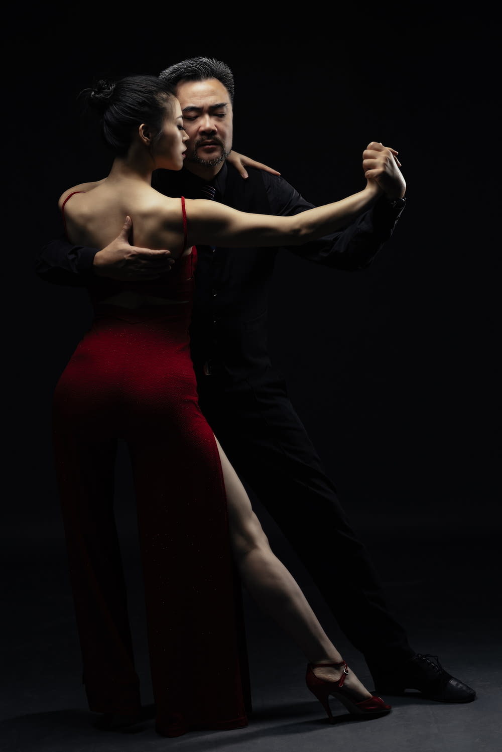 um homem e uma mulher dançando no escuro
