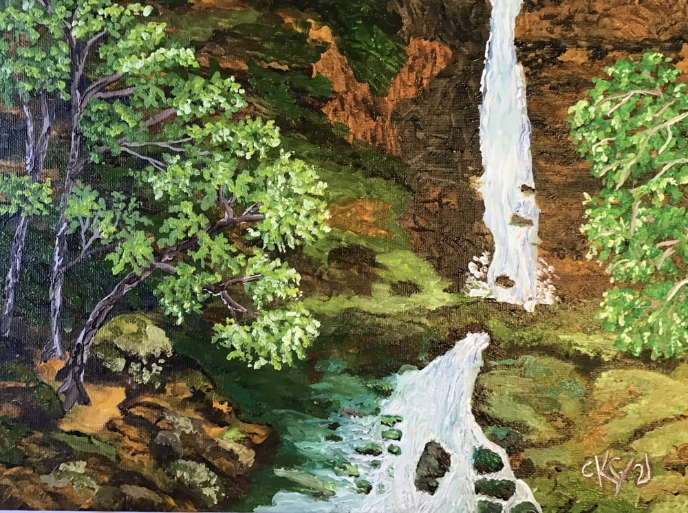 Ein Gemälde eines Wasserfalls umgeben von Bäumen