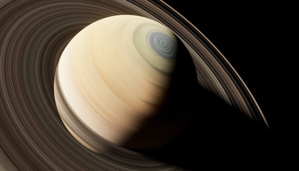 Un primo piano di un pianeta Saturno con uno sfondo nero
