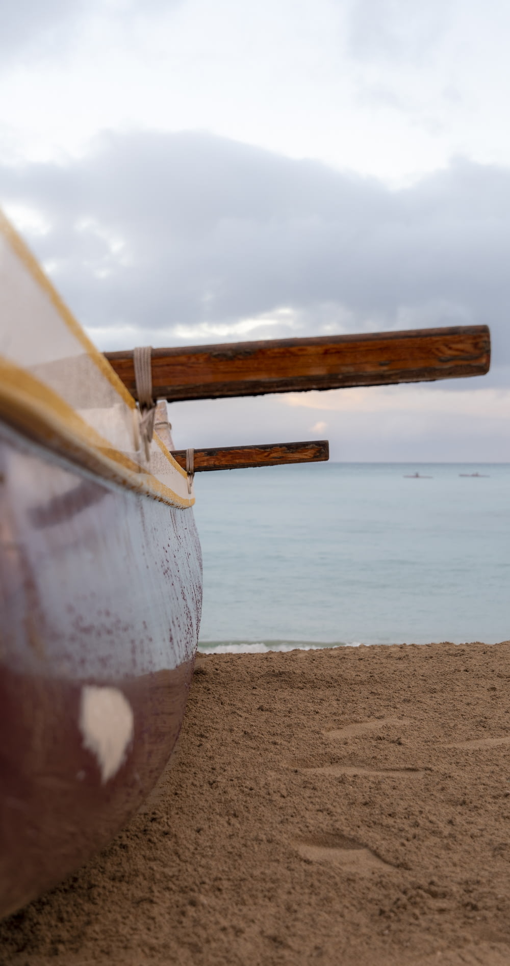 Ein Boot sitzt auf einem Sandstrand
