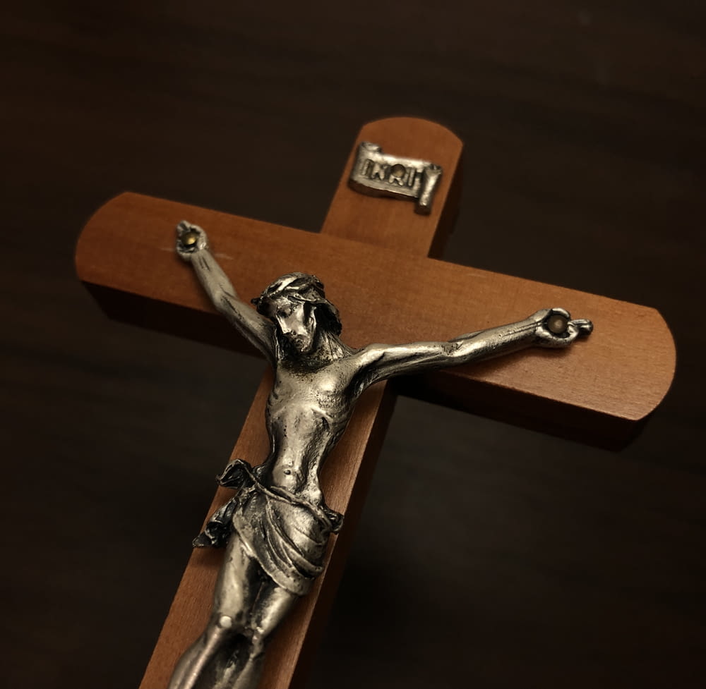 Un crucifijo de plata en una cruz de madera