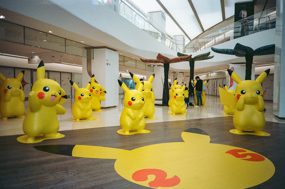Un groupe de statues de Pikachu dans un bâtiment