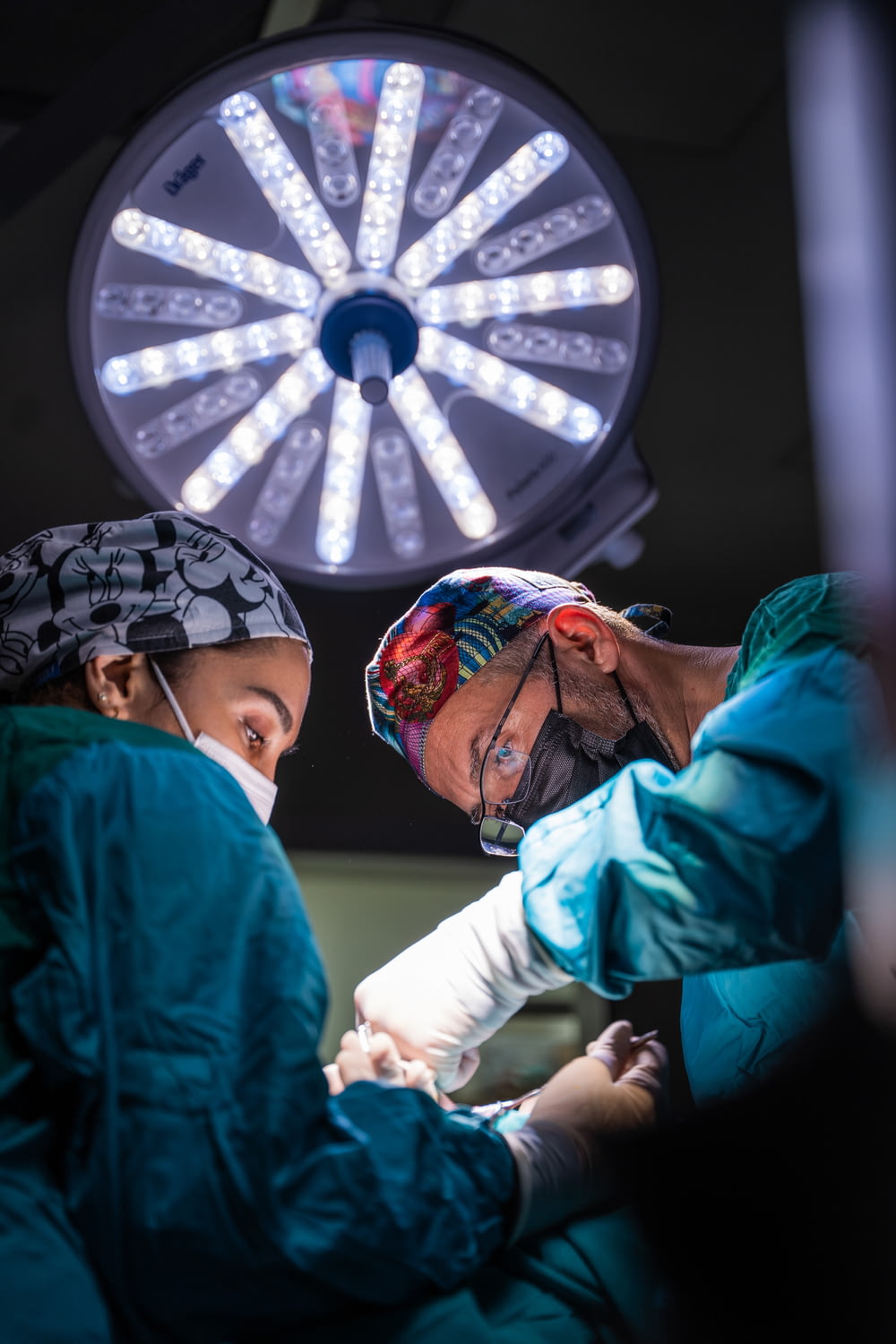 Zwei Chirurgen operieren einen Patienten in einem Krankenhaus