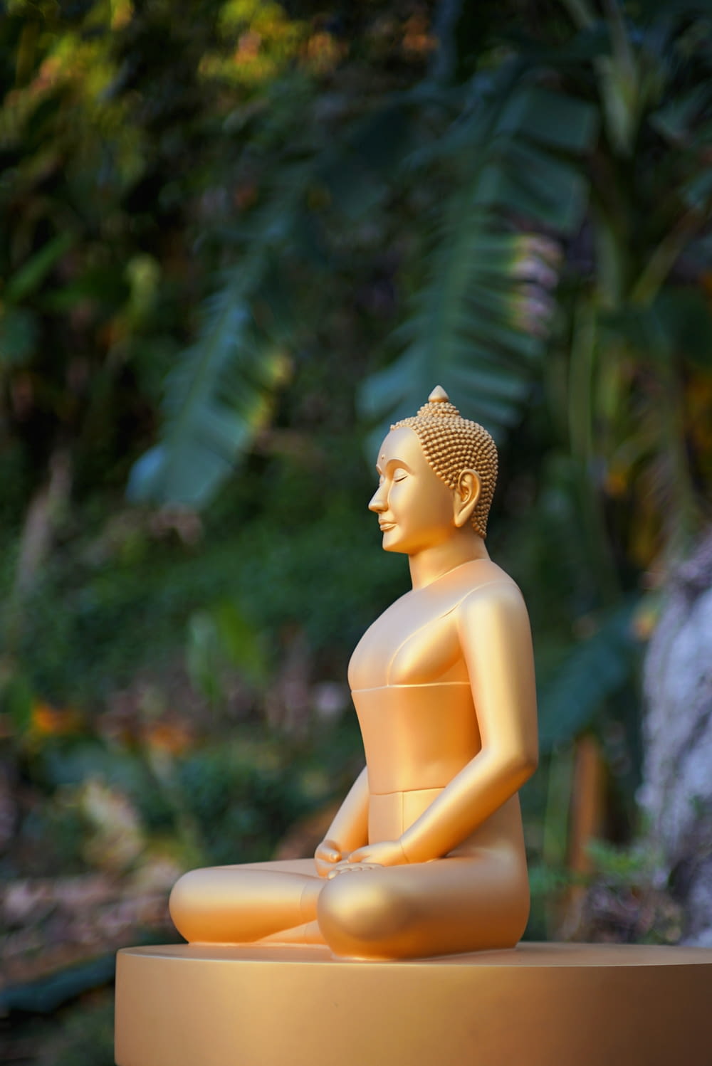 a statue of a buddha sitting in a meditation position