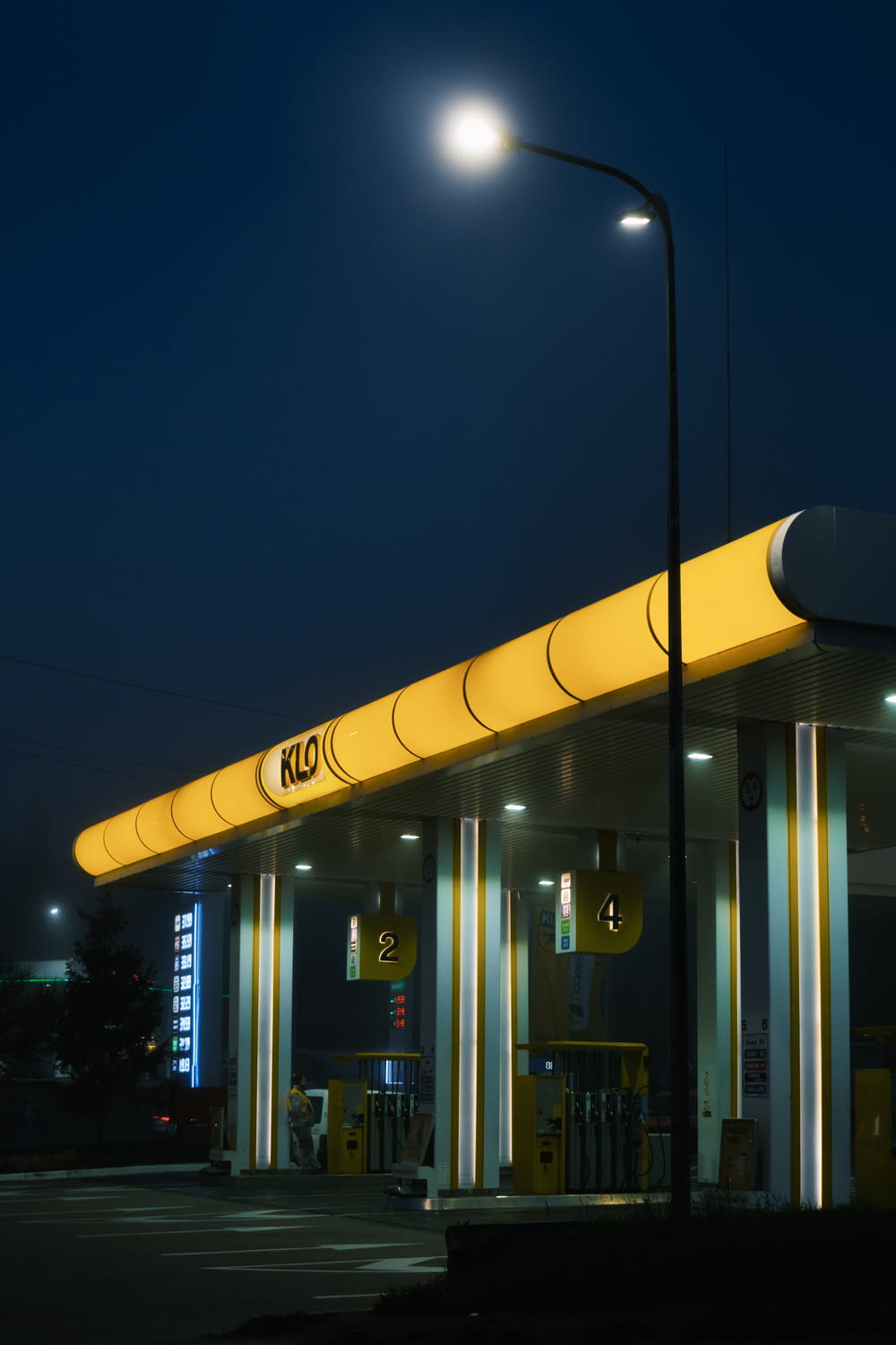Una gasolinera por la noche con las luces encendidas