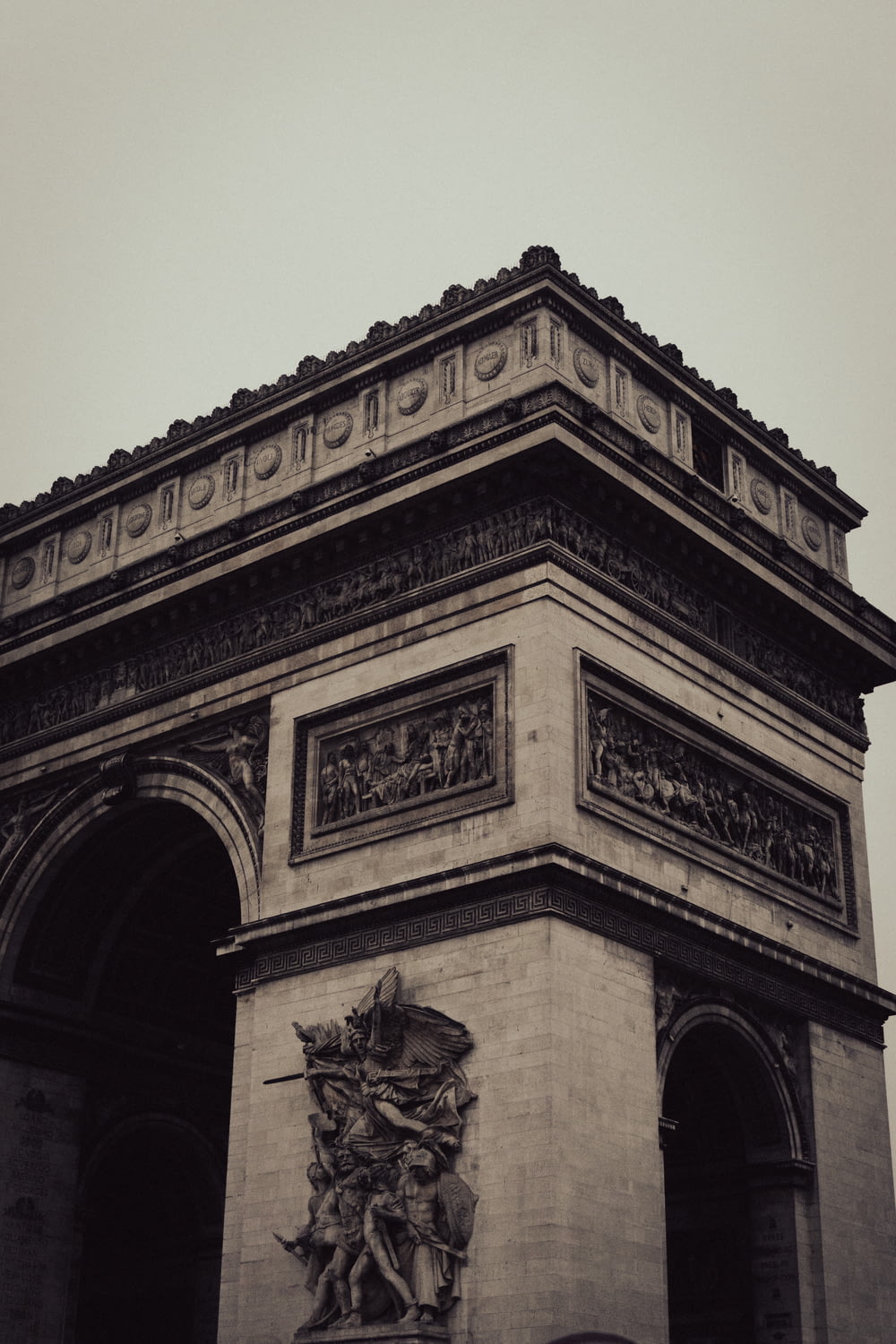 a black and white photo of the arc of triumph