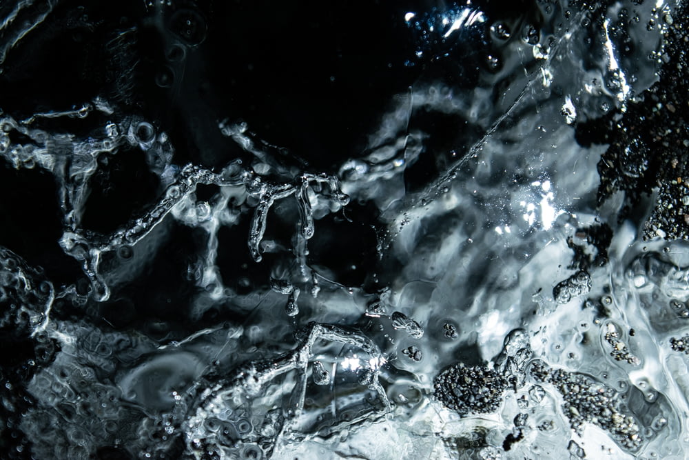 Ein Schwarz-Weiß-Foto von Wasser und Eis