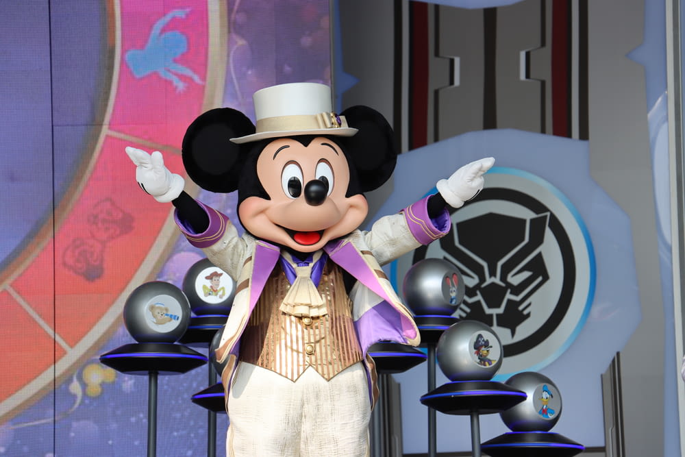 Un Mickey Mouse vêtu d’un haut-de-forme et d’un costume