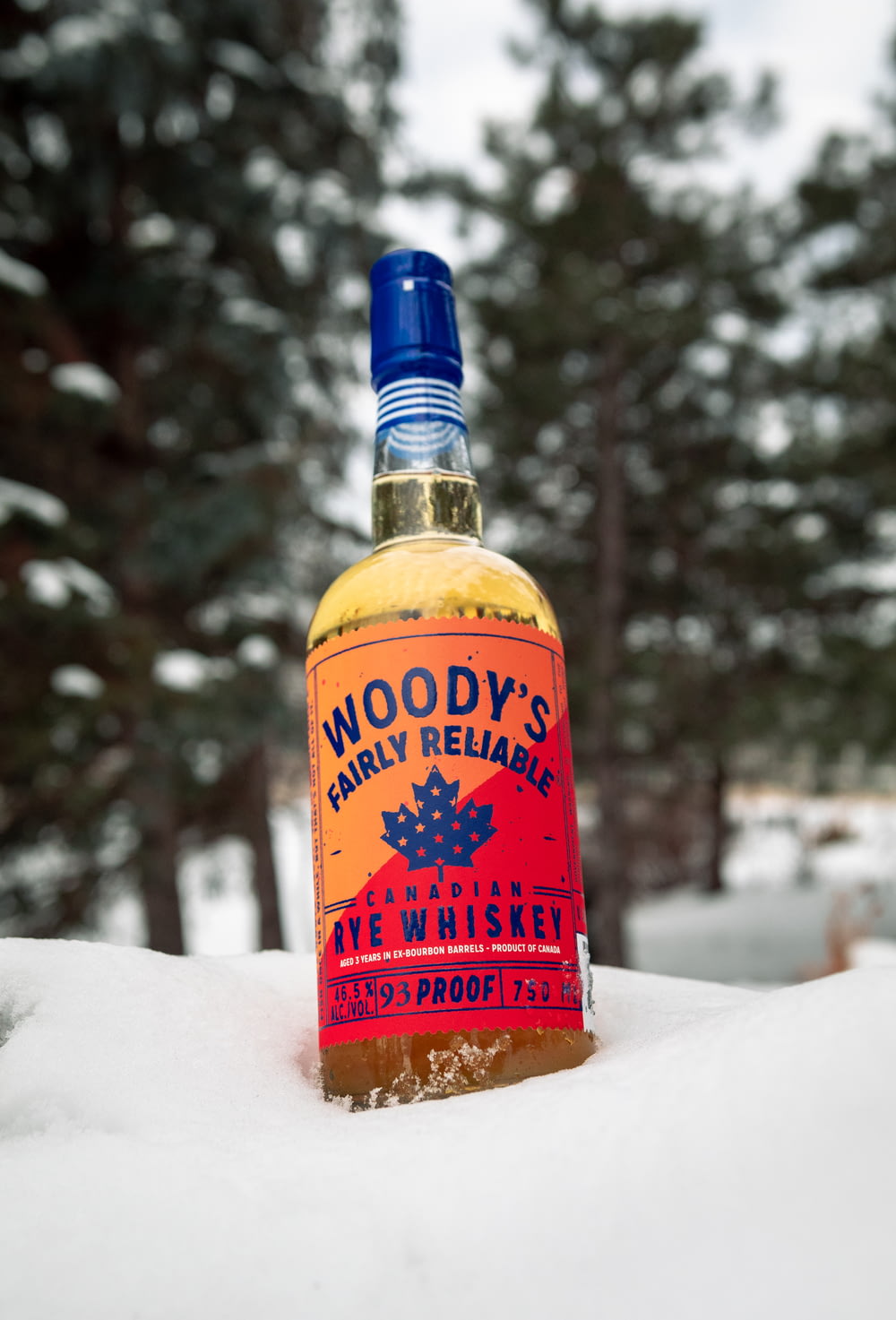 Una bottiglia di Woody's Early Release nella neve