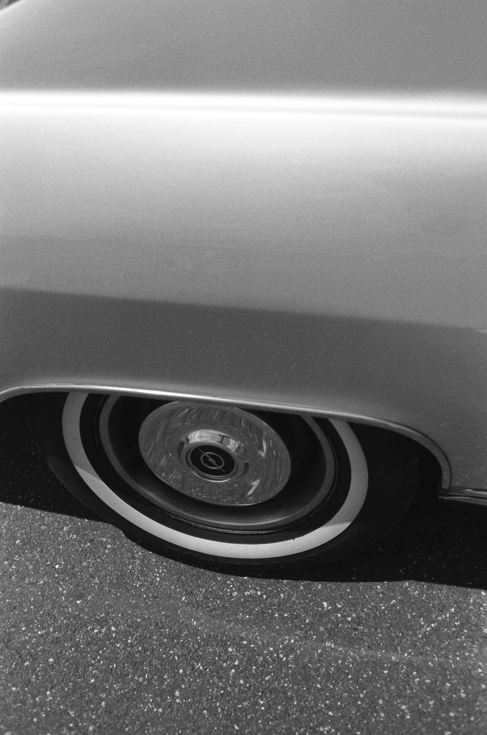 Una foto en blanco y negro de un neumático de coche