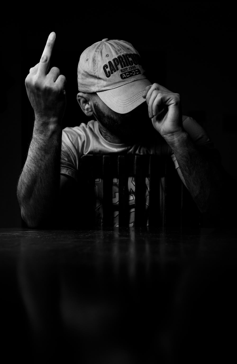 Ein Schwarz-Weiß-Foto eines Mannes mit Hut