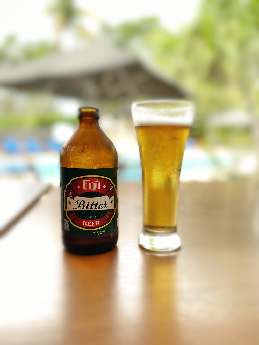 una bottiglia di birra accanto a un bicchiere su un tavolo