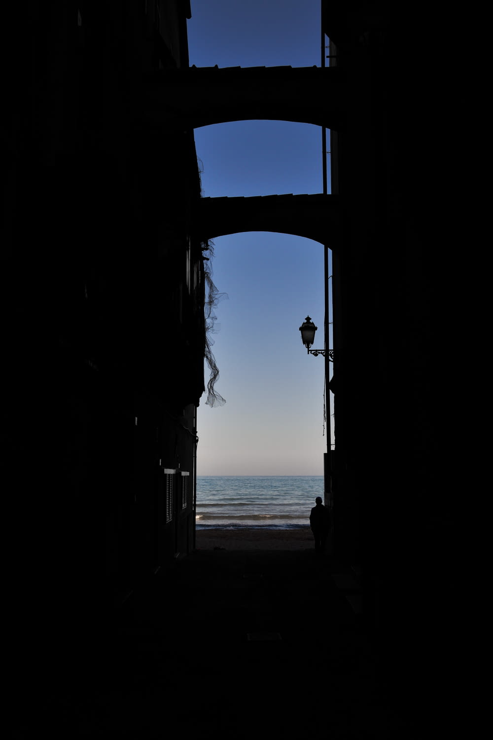 uma vista do oceano através de uma porta aberta