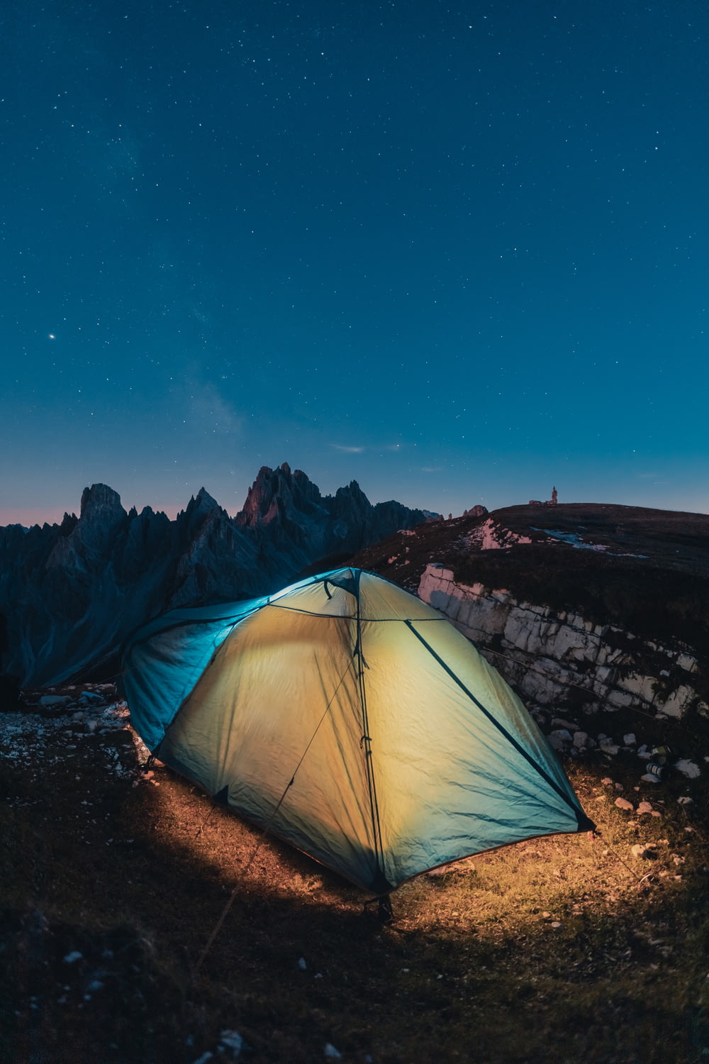 une tente dressée dans les montagnes la nuit
