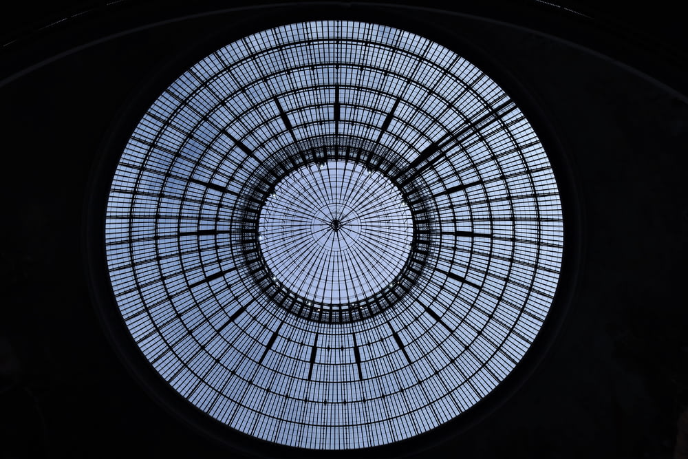 Una vista circular de un edificio con una claraboya