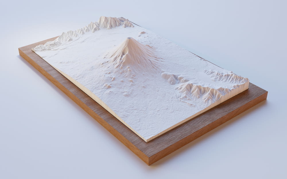 Un modelo de una montaña con nieve