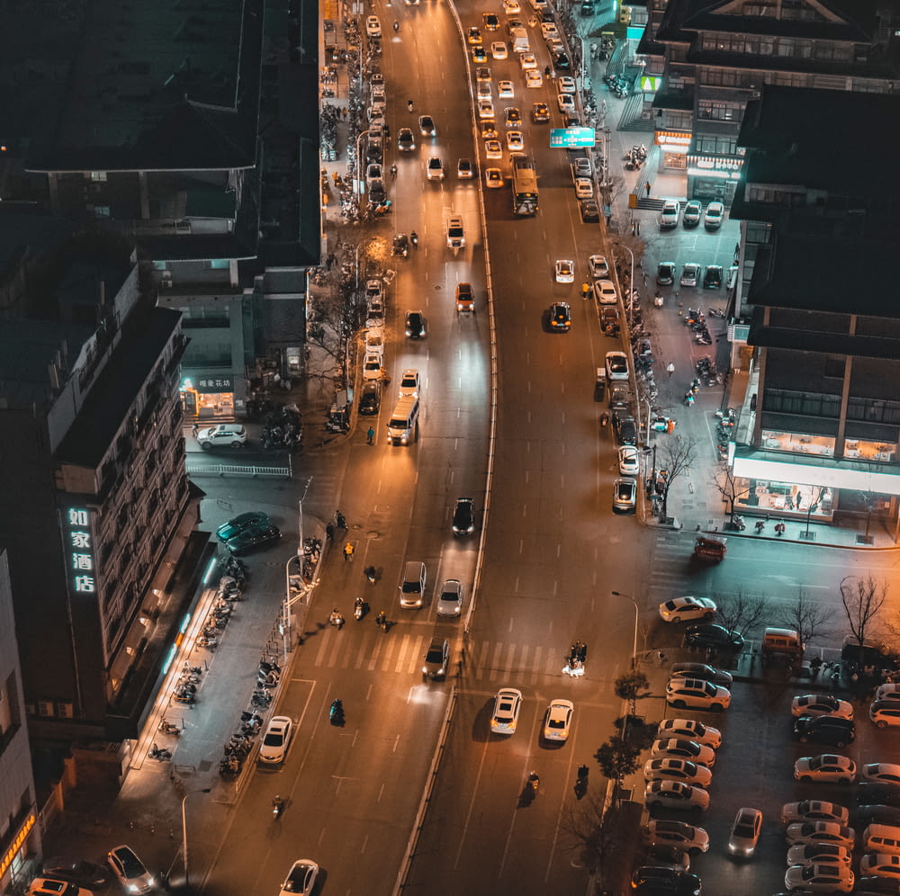 Una strada cittadina piena di molto traffico di notte