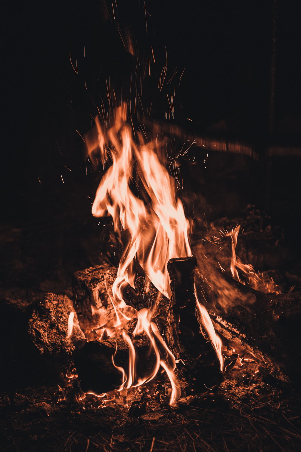 um fogo queimando no escuro com muitas chamas
