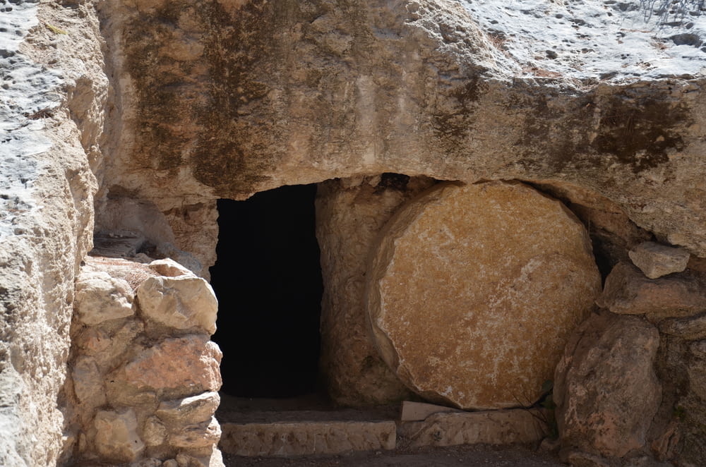 uma caverna de pedra com uma porta nela