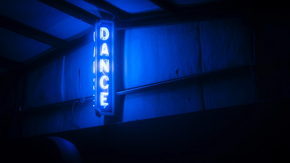 Ein Neon-Tanzschild leuchtete im Dunkeln auf