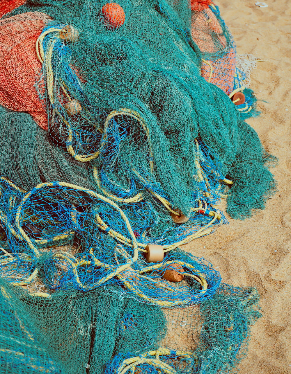 ein Haufen blauer und roter Fischernetze