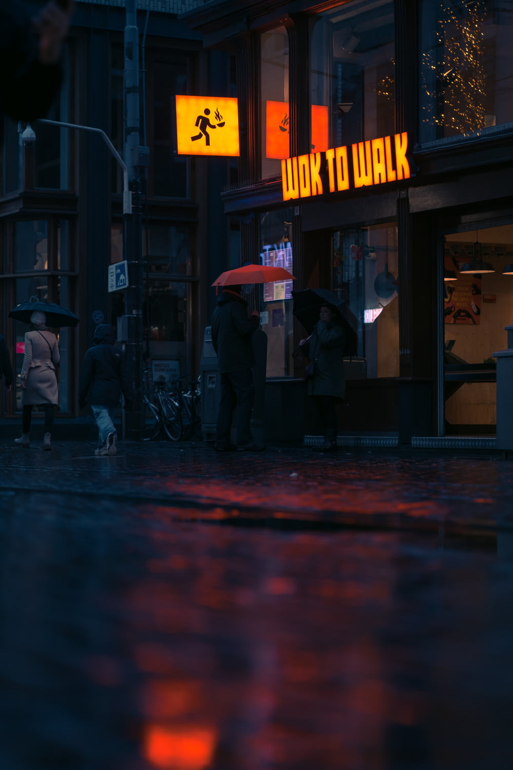 우산을 든 사람들이 있는 밤의 도시 거리