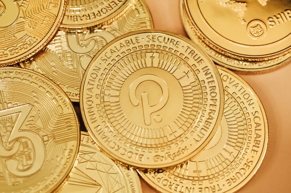 uma pilha de moedas de ouro sentada em cima de uma mesa