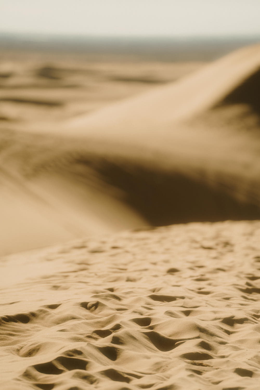 Una foto sfocata di dune di sabbia nel deserto