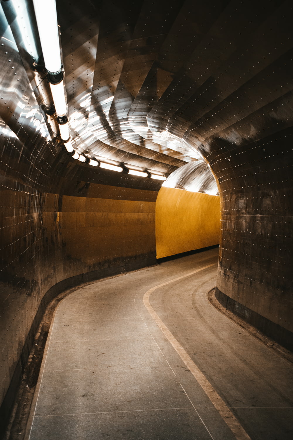 Un lungo tunnel con una luce alla fine