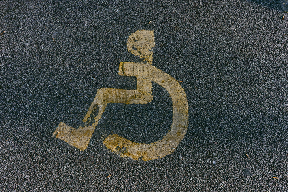 歩道には身障者用の看板が描かれている