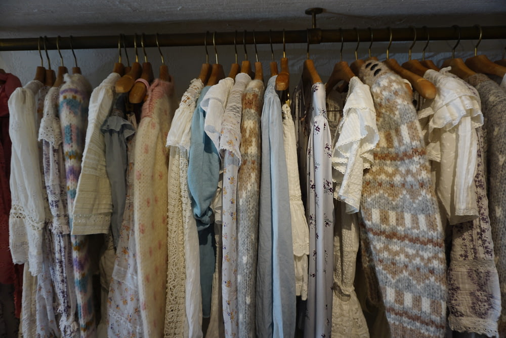 um monte de roupas penduradas em um rack