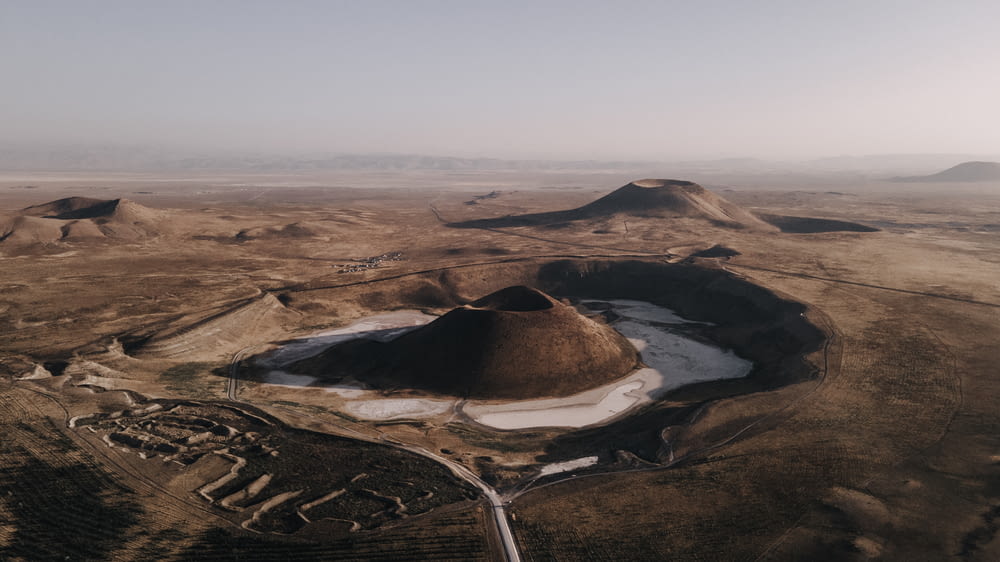 uma vista aérea de um deserto com um rio que o atravessa