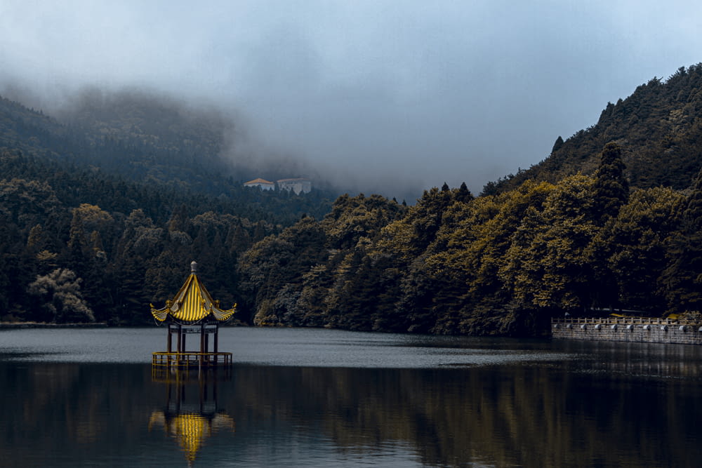 Un mirador en medio de un lago rodeado de montañas