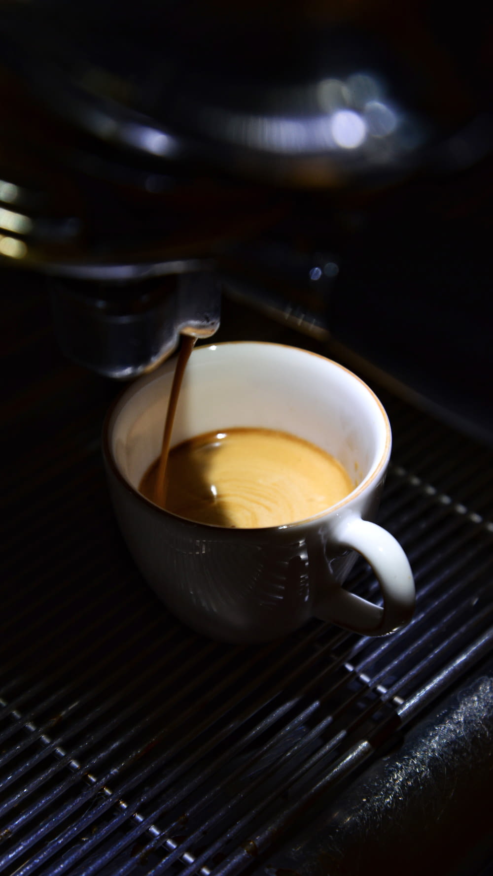 uma xícara de café sentada em cima de um fogão