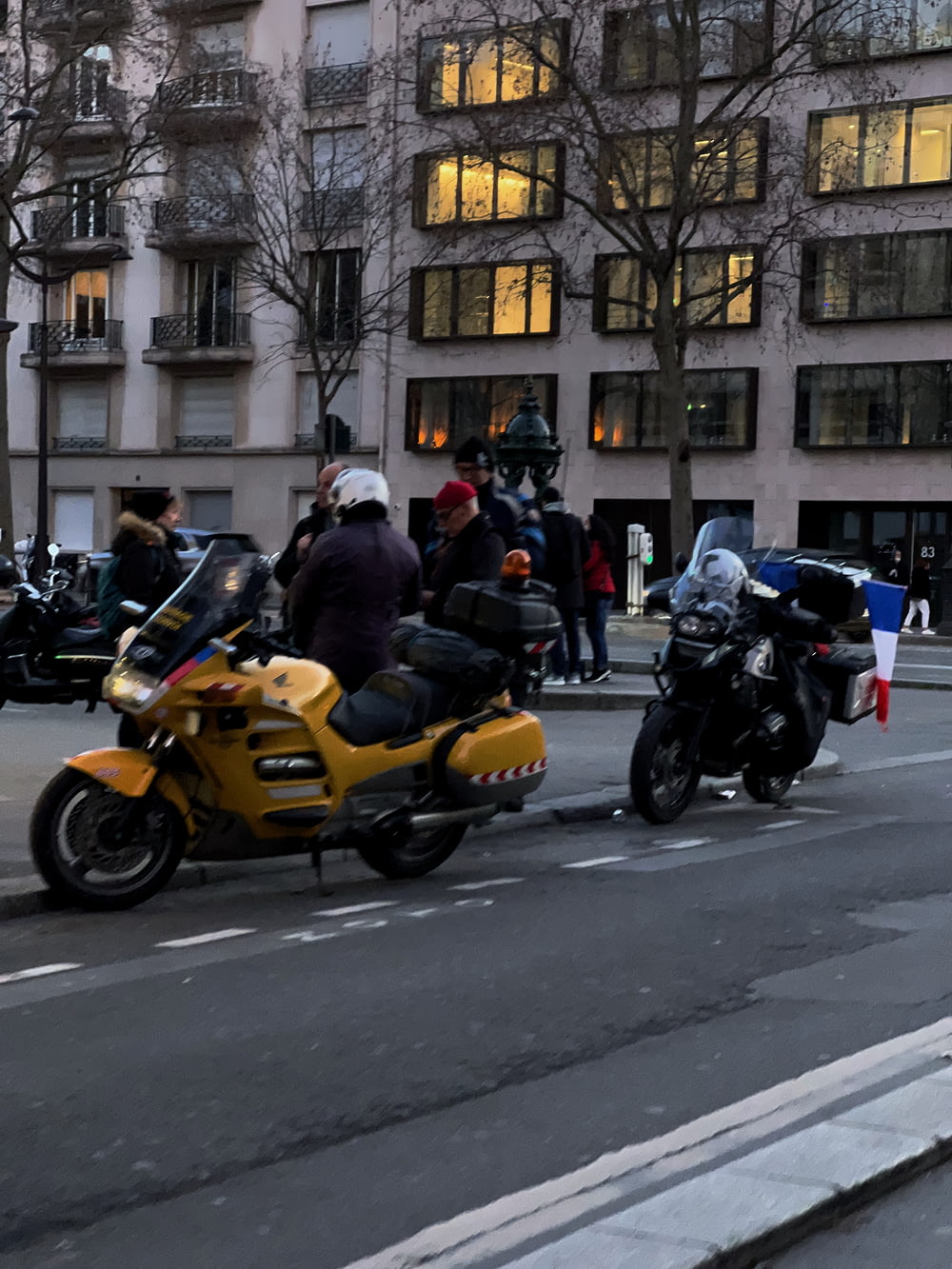 Eine Gruppe von Menschen, die mit dem Motorrad eine Straße entlang fahren