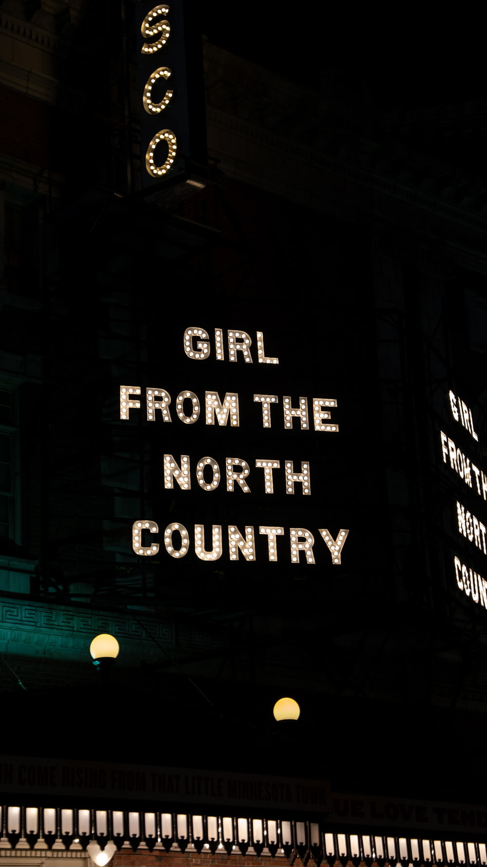 um letreiro de néon que lê menina do país do norte