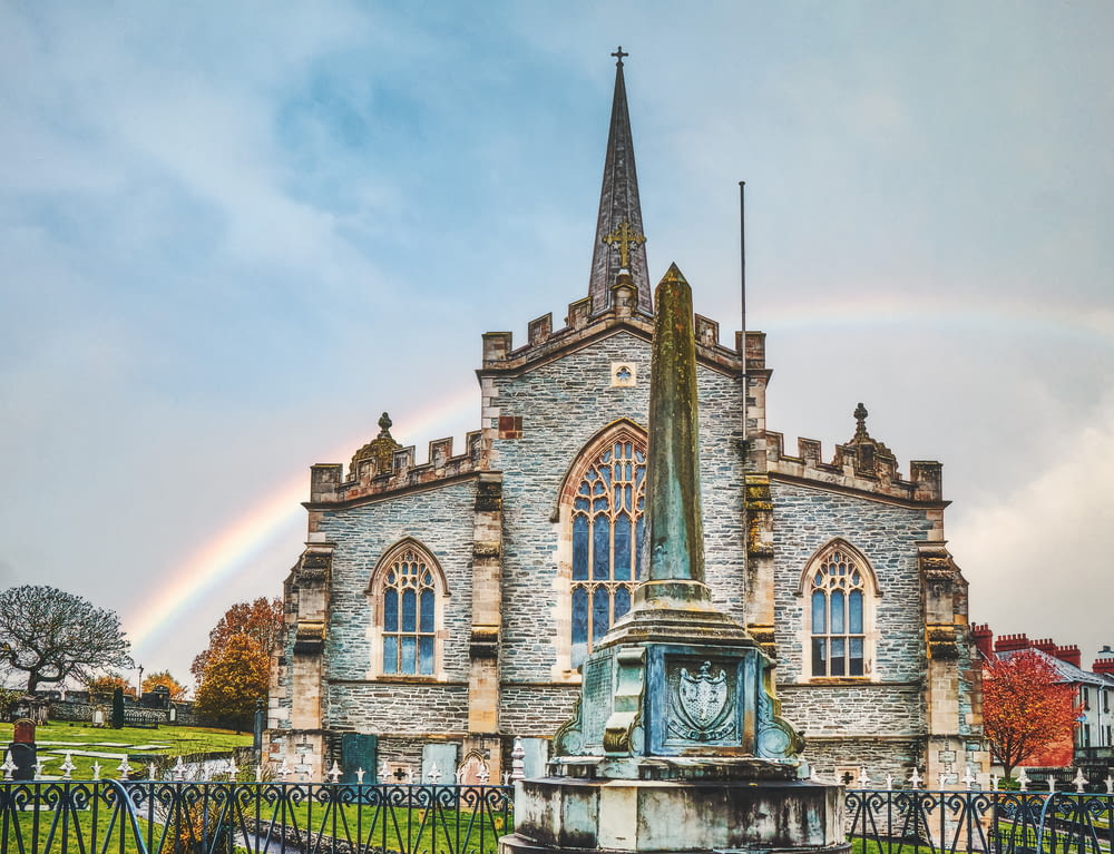 Eine Kirche mit einem Regenbogen im Hintergrund