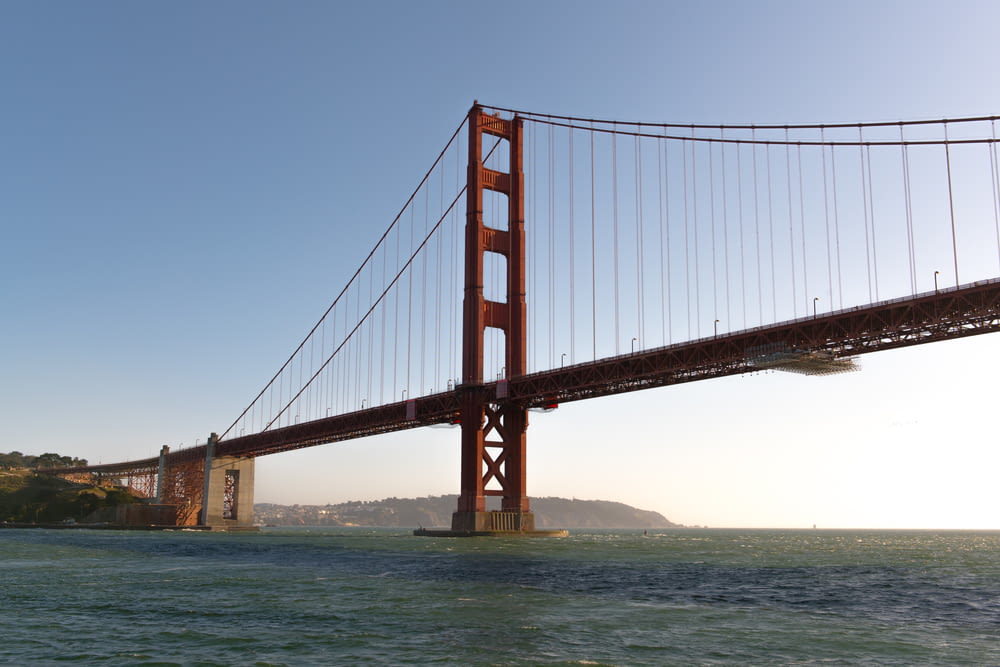 Die Golden Gate Bridge blickt auf das Wasser