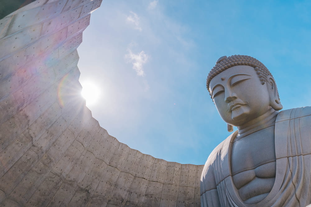 Eine Buddha-Statue vor der Sonne