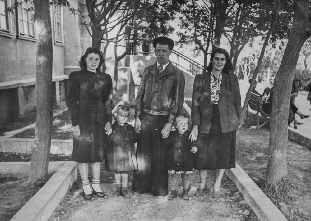 Una foto en blanco y negro de una familia posando para una foto
