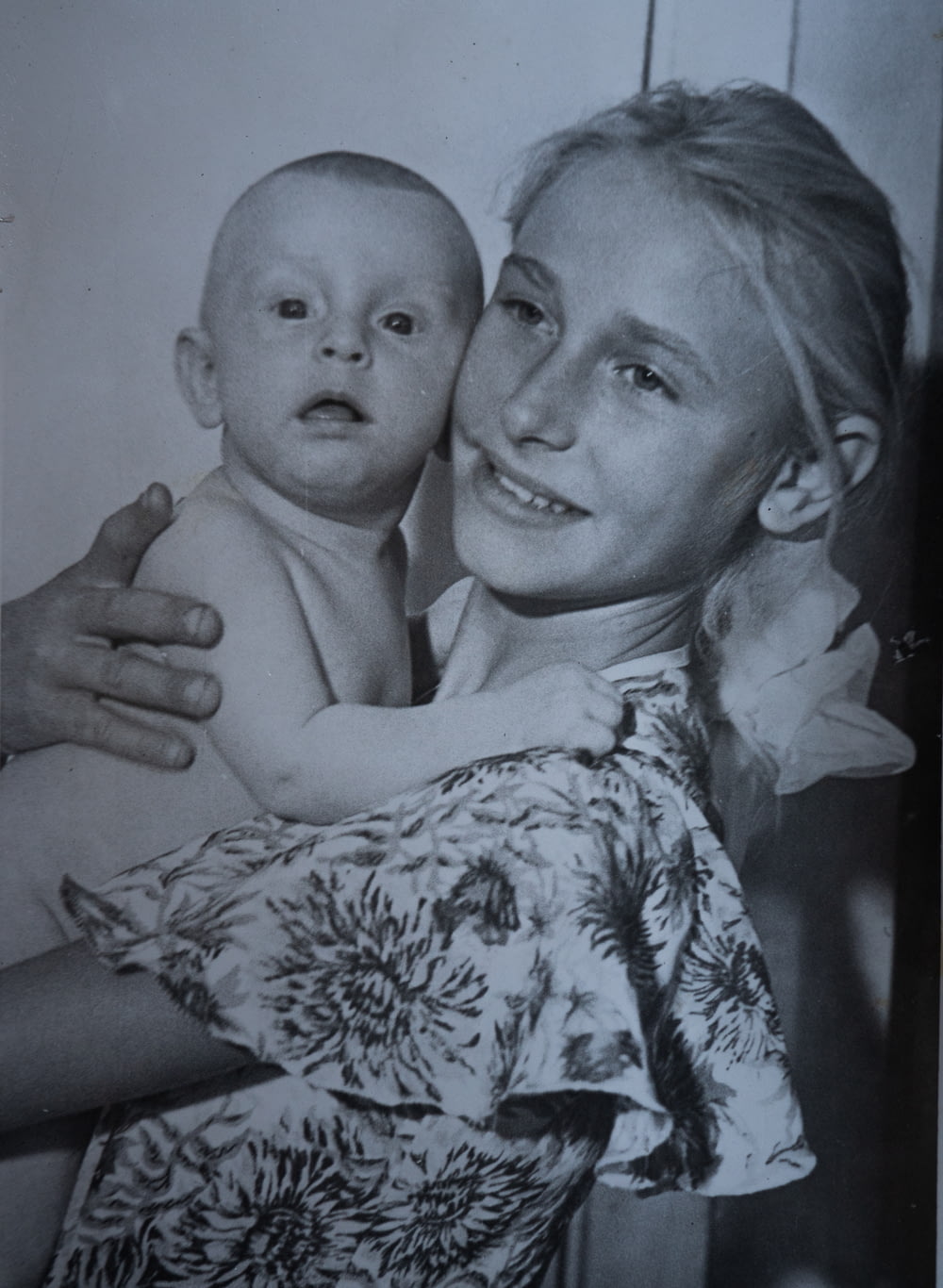 Una foto en blanco y negro de una mujer sosteniendo a un bebé