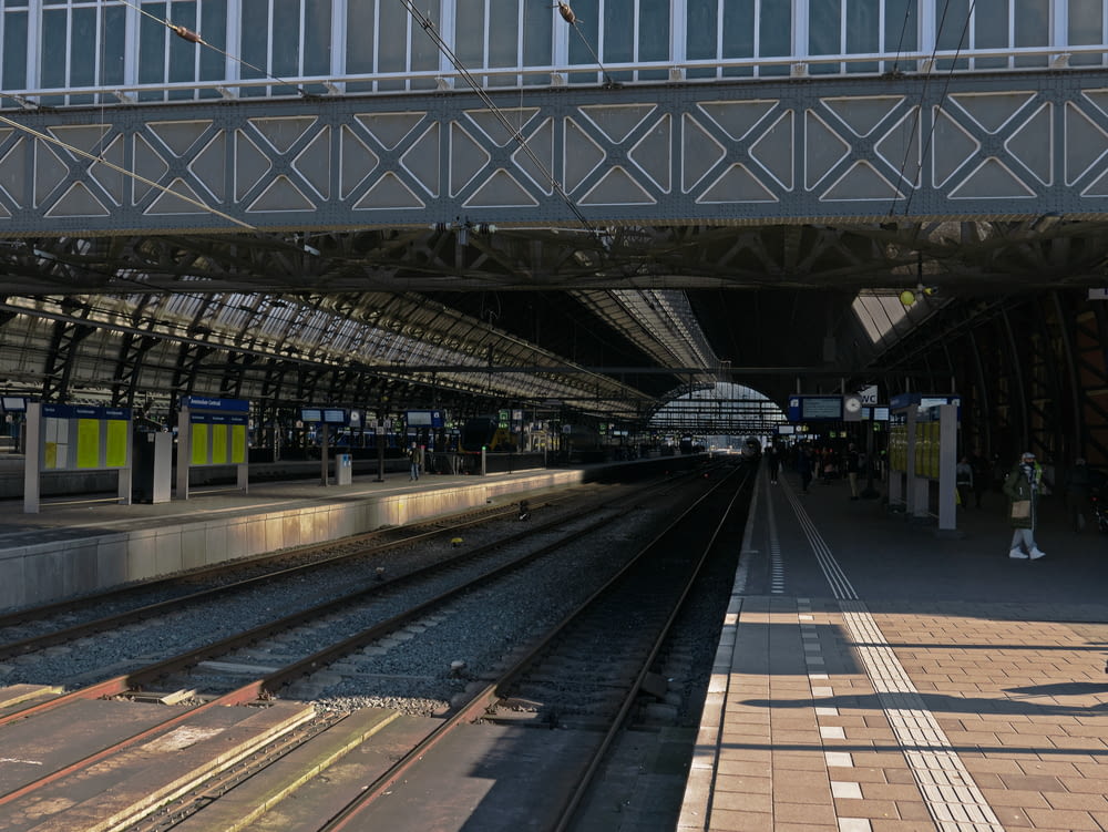 uma estação de trem com um trem nos trilhos