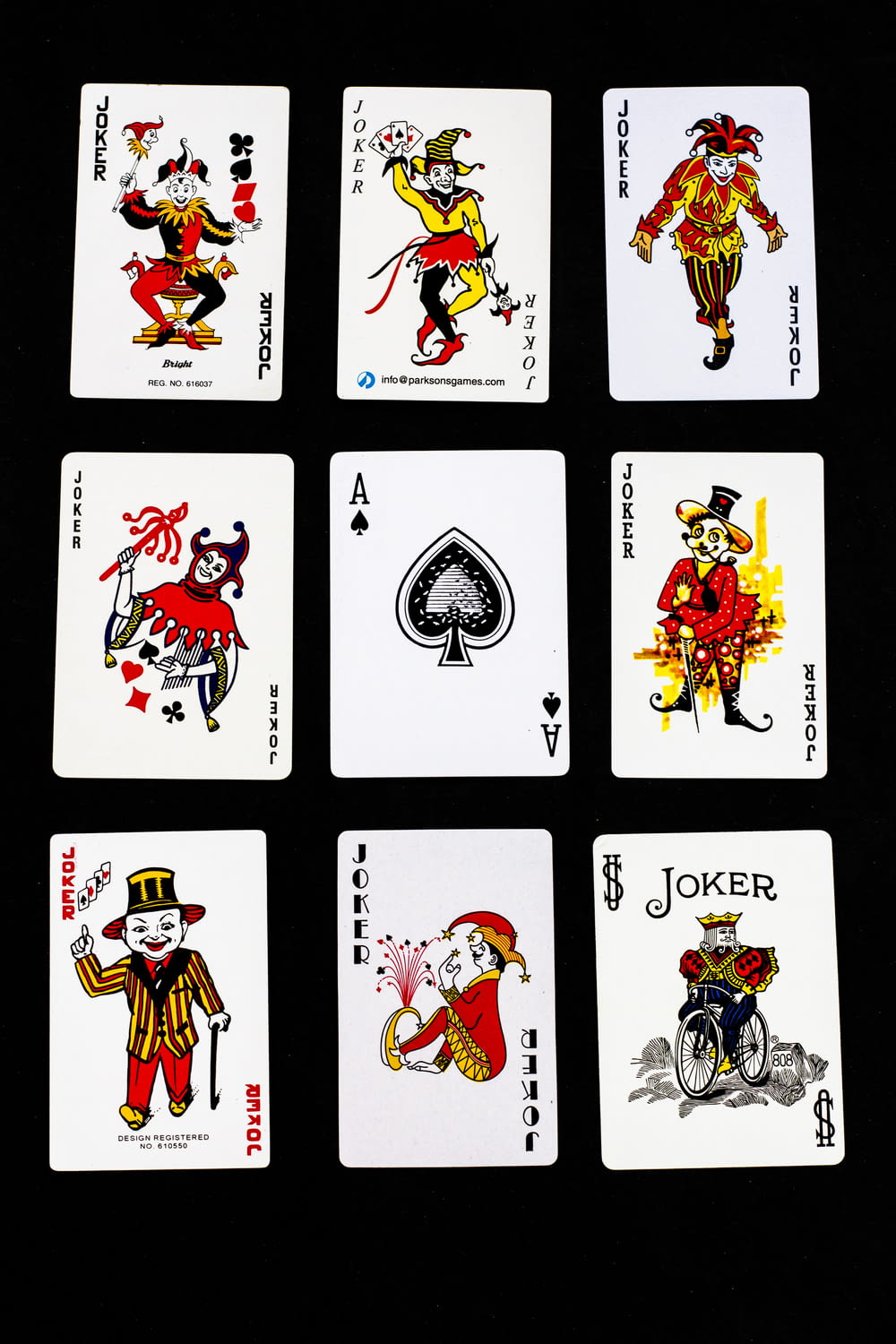 un ensemble de six cartes à jouer avec des designs différents