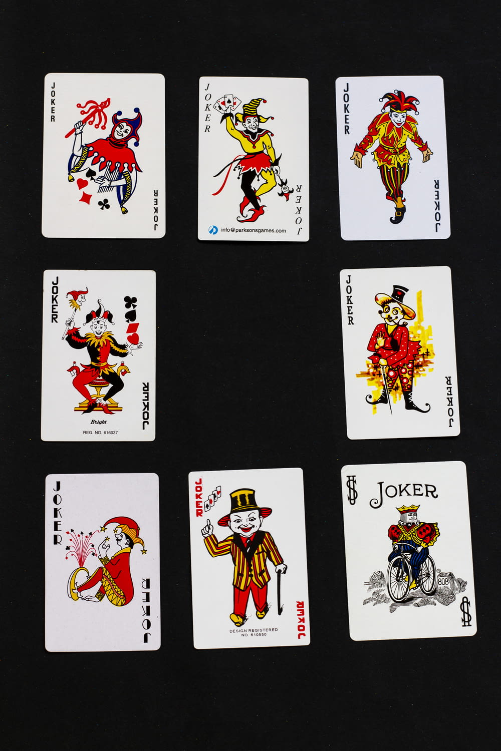 Un juego de seis naipes con diferentes diseños