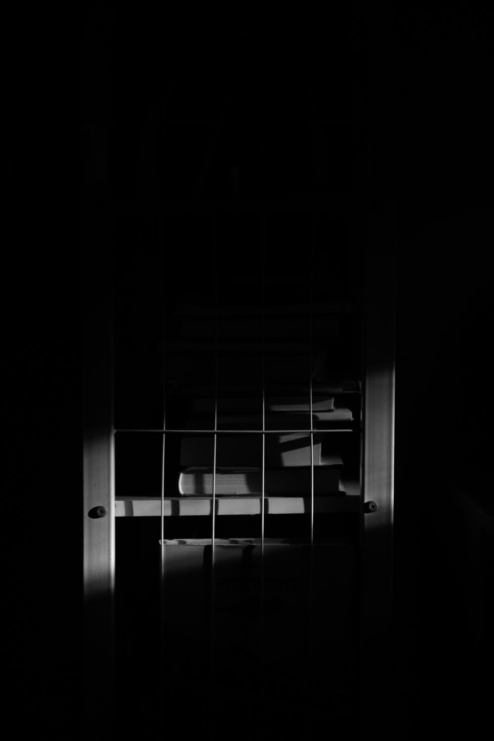 Ein Schwarz-Weiß-Foto eines Fensters in einem dunklen Raum
