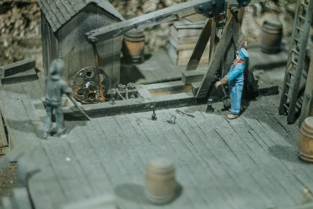 una figurina giocattolo di un uomo che lavora su una casa