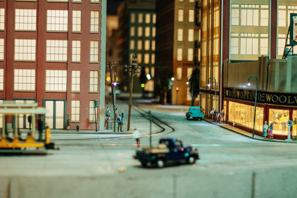 Un modello di una città con un carrello e automobili