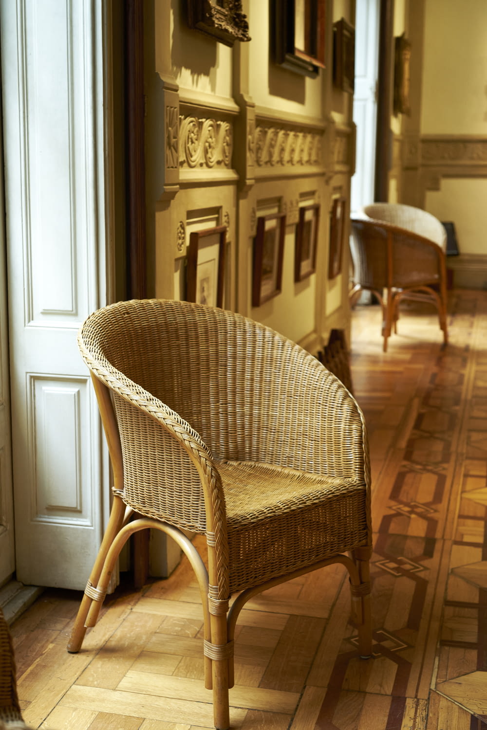 出入り口の隣の部屋に座っている籐の椅子