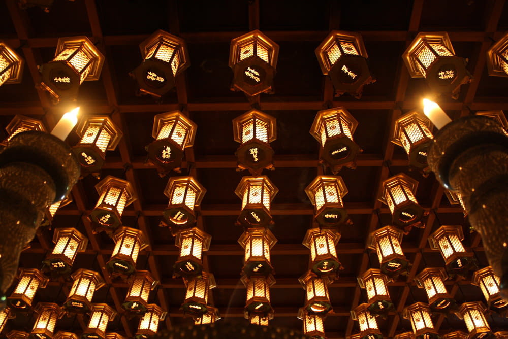 a ceiling with many lamps hanging from it's sides